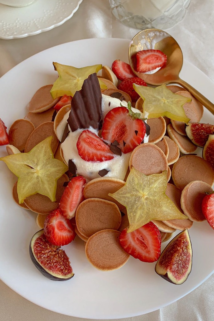 Mini Pancakes with Star Fruit, Figs and Strawberries - Pancake Recipe