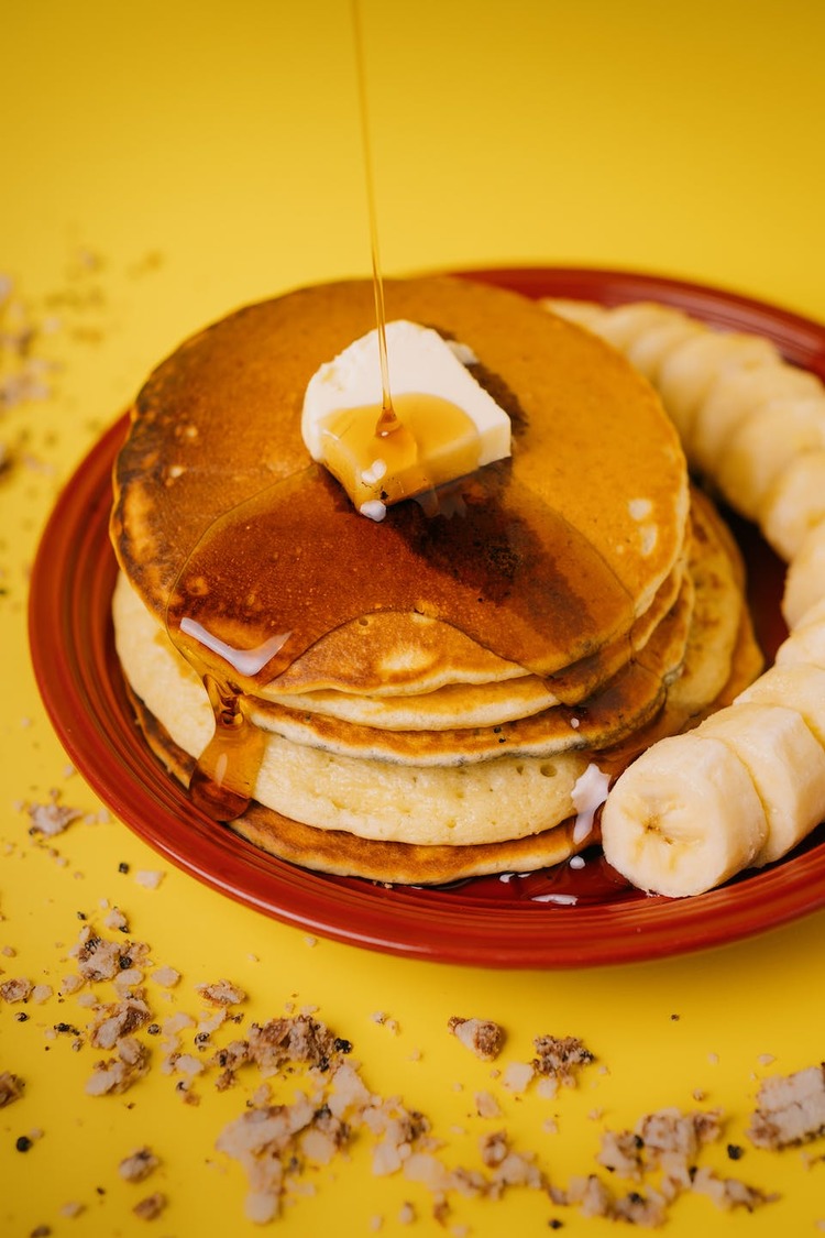 Pancake Recipe - Fluffy Pancakes with Bananas, Butter and Maple Syrup
